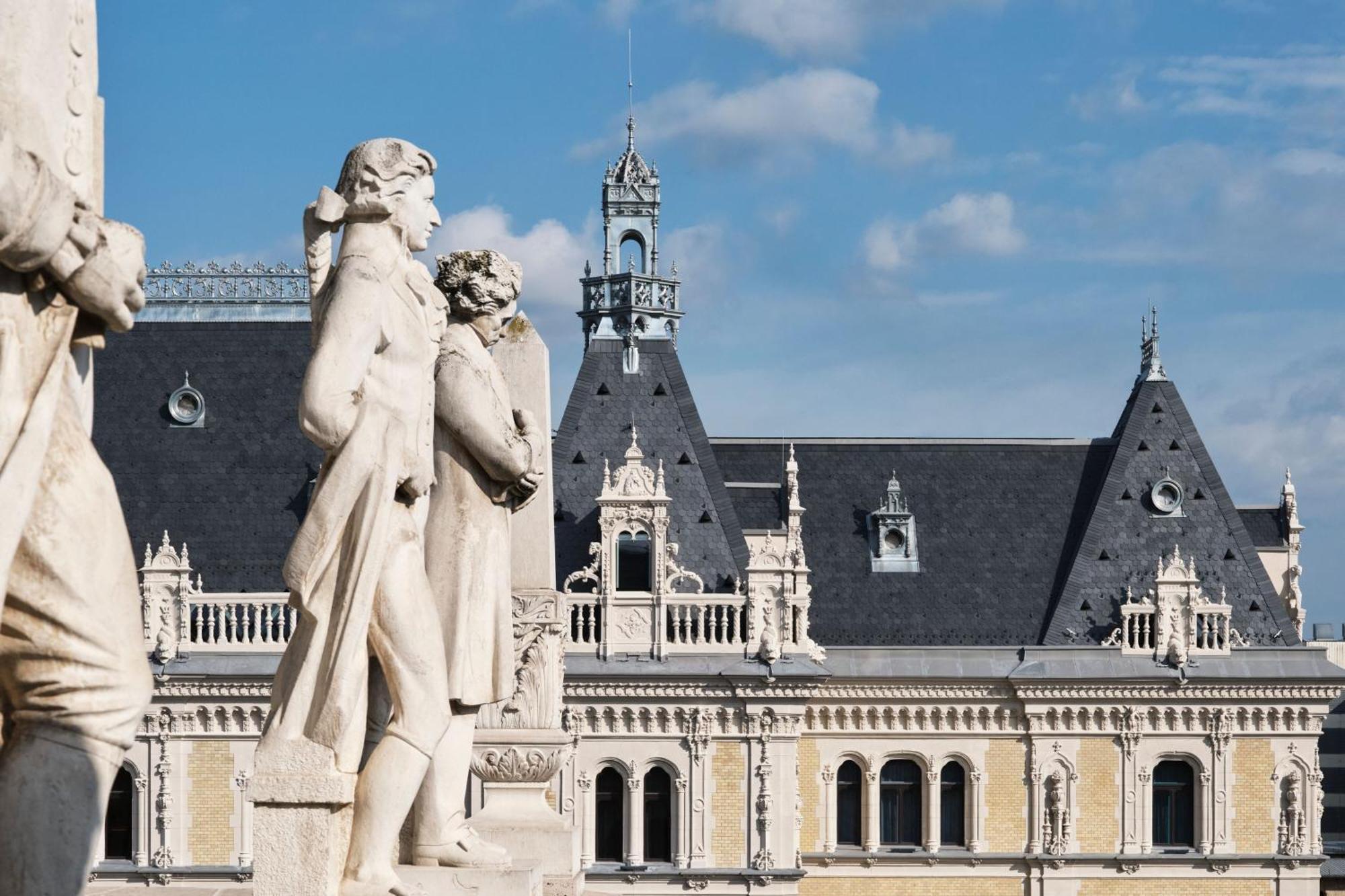 W Budapest Bagian luar foto